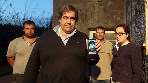 José Manuel Lorenzo, junto a su mujer y dos vecinos de Boimazán, en una imagen de 2016, un año después de la desaparición de su madre