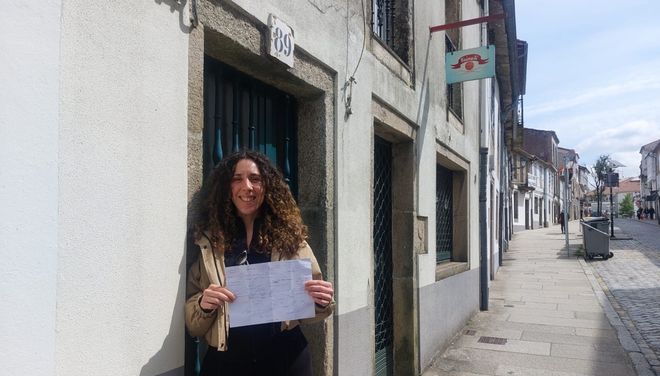 Anta Andrea Barcia muestra sus anotaciones familiares en la ra de San Pedro, delante de una casa donde vivi su familia