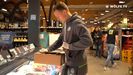 Los jugadores del Wolfsburgo ayudan a limpiar y recargar en supermercados durante la crisis