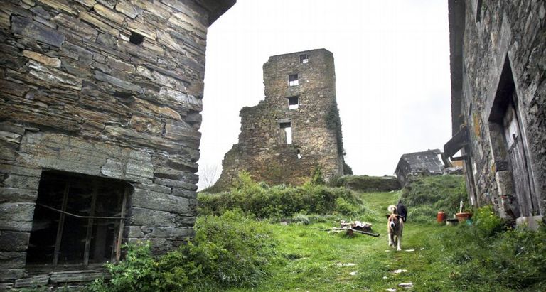 Torre de Arcos, chea de vexetación; en ruinas o castelo de Caldaloba; e resto da Frouxeira, en Foz
