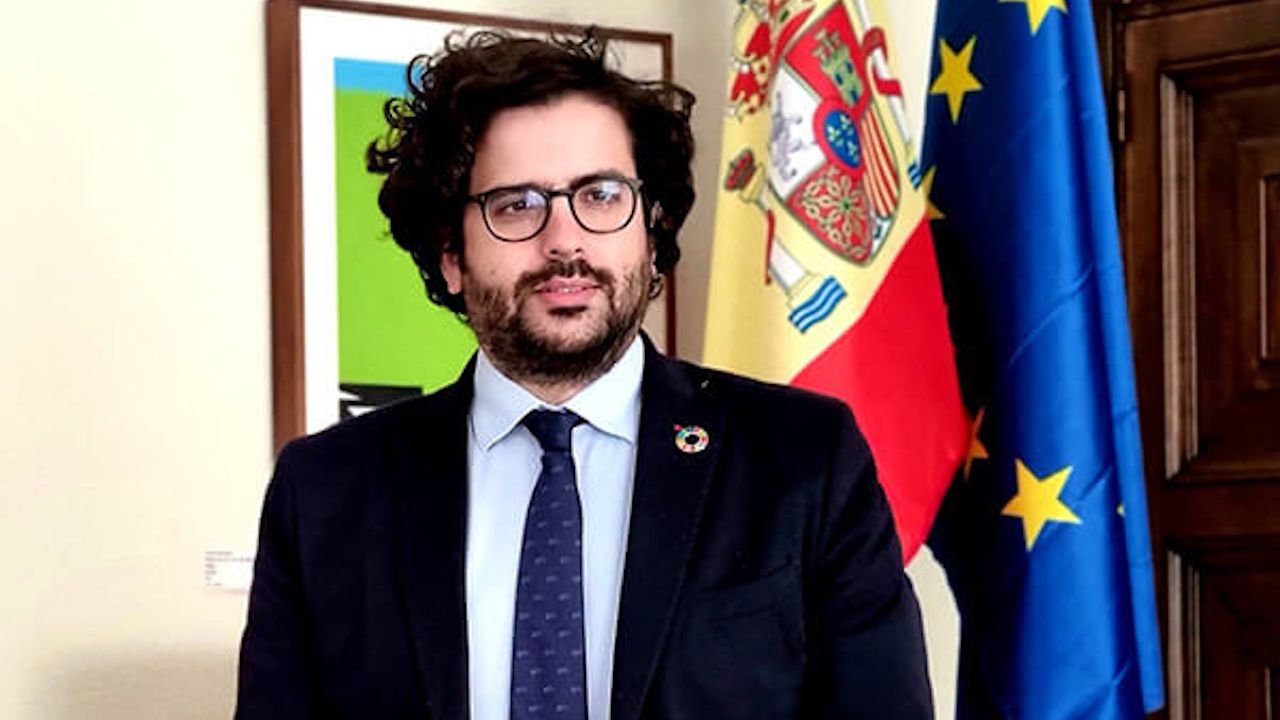 David Esquenazi: �Los propios vecinos narran su historia�.Eduardo Barreiros charla con Manuel Fraga y Fidel Castro, durante la visita que el Presidente de la Xunta realiza a Cuba en 1991