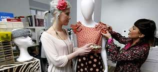 Los veh�culos est�n tan metidos en la acera en numerosas ocasiones que dificultan el paso de los peatones.