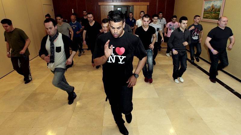 Los jugadores del Sevilla Reyes y Navas con el cartel del marat�n de f�tbol sala de samos