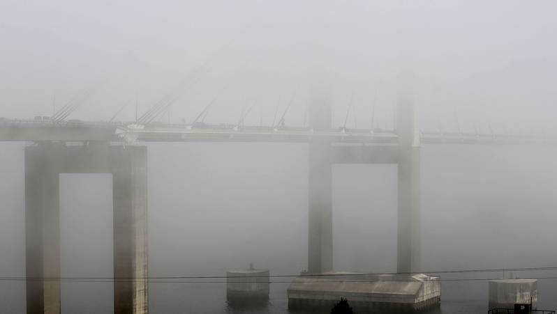 Gente ba��ndose en la playa de Caranza, donde se ha prohibido el ba�o