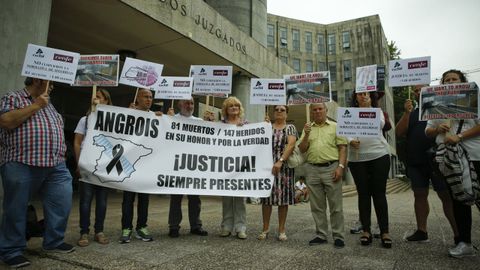 Foto de archivo de miembros de la plataforma de vctimas del Alvia concentrados ante los juzgados de Santiago
