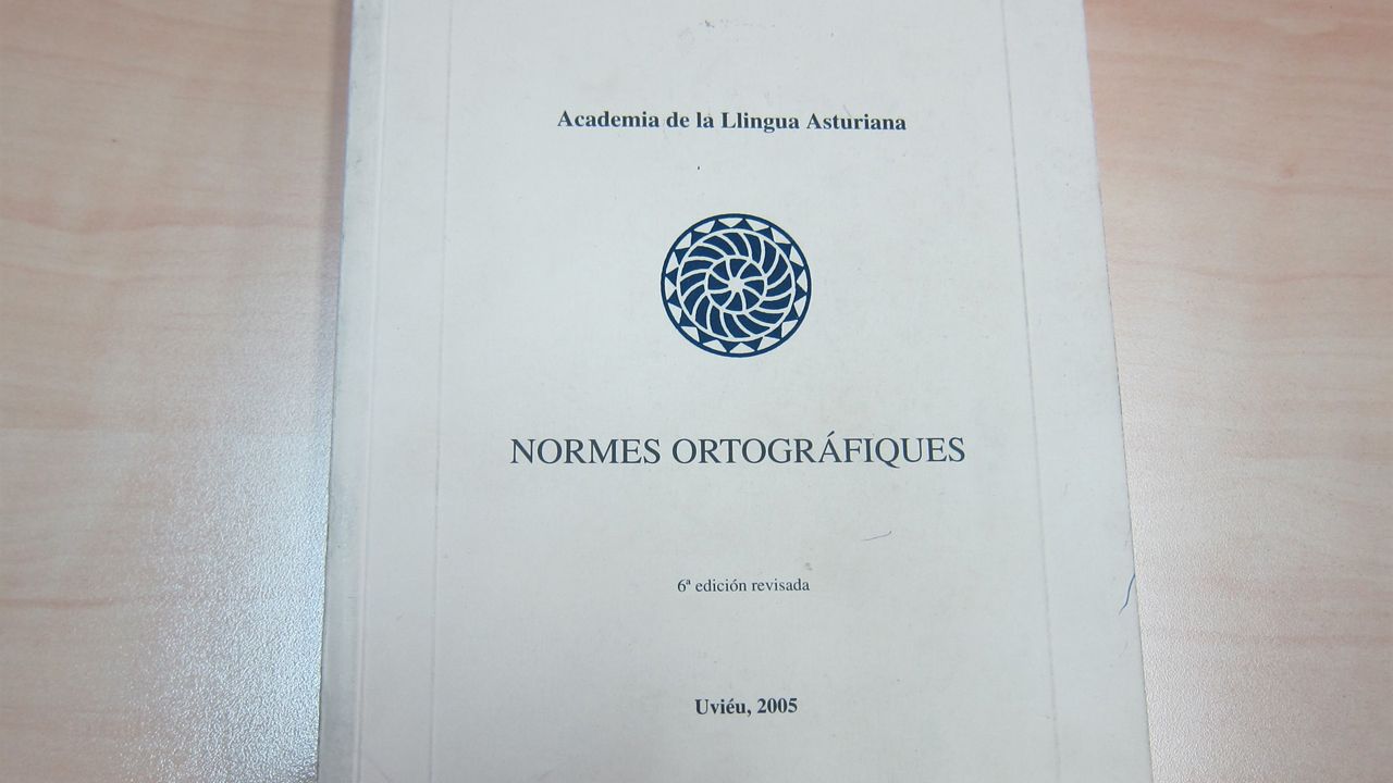 Un ejemplar de lobo.Libro de Llingua Asturiana