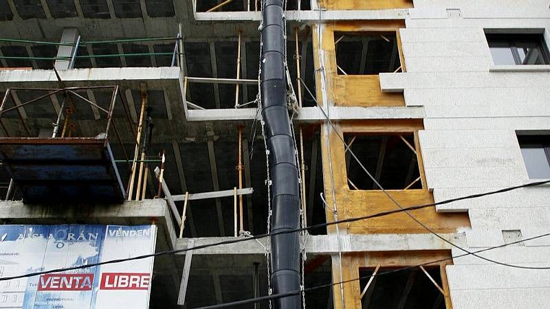 Fanfarria Taquikardia interpreta �A las barricadas� en la procesi�n de San Marti�o.La casa pr�ximo al molino del Toleiro, izquierda, ser� de las primerase en ser derribada