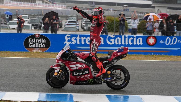 Marc Márquez gana al esprint en Jerez tras caerse bajo la lluvia