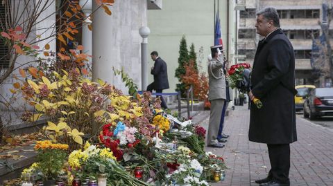 El presidente ucraniano, Petro Poroshenko en un homenaje a las víctimas. 