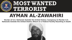 Cartel con la foto del terrorista de Al Qaida Ayman al Zawahiri como el más buscado del mundo por Estados Unidos.