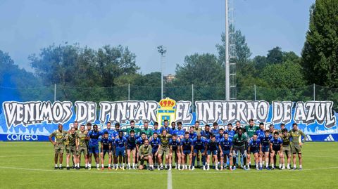La plantilla al completo del Real Oviedo posa con el tifo del Fondo Norte a la espalda