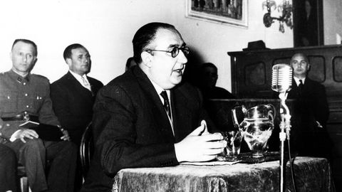 Álvaro Cunqueiro, en una conferencia en Betanzos