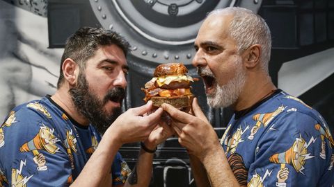 Ángel Canal y Juan Varela con su creación,  galardonada como la mejor hamburguesa de Galicia