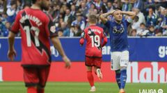 Santi Cazorla se lamenta tras mandar al larguero una falta ante el Rayo Vallecano