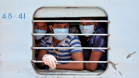 Trabajadores emigrantes, bloqueados a las afueras de Calcuta cuando se dirigían a Rajastán