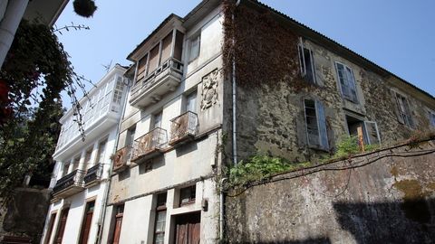 Casa Camino del mar, en Pontedeume. Un edificio singular de 30 metros de fondo, con acceso tanto desde la rúa Pescadería, como desde la calle del Alcácer. Una de sus fachadas data del siglo XIX y la otra nada menos que del XVII. En total, el inmueble suma 300 metros cuadrados por planta (dos pisos y bajocubierta), además de disponer de una finca ajardinada anexa que, en el futuro, aprovechará el espacio de restauración que prevén instalar en el bajo.