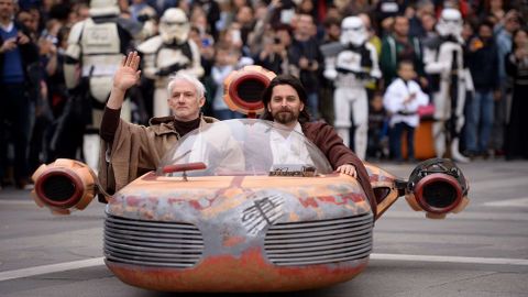 Obi Wan Kenobi y Anakin Skywalker llegan al evento sobre su nave-carrilana.