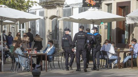 Agentes de la Policía Local de Santiago en uno de los controles diarios que realizan en las terrazas de los bares