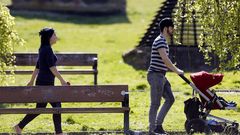 Una joven pareja paseando con su beb por un parque de Vigo