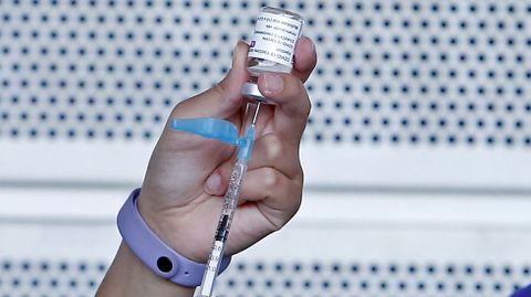 Vacunacin masiva contra el Covid-19 con AstraZeneca para personas de entre 60 y 65 aos en el recinto ferial de Pontevedra