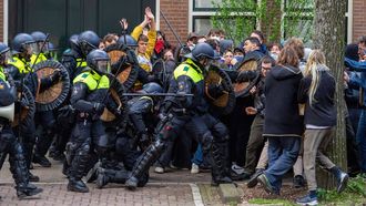 La polica holandesa carga contra los estudiantes propalestinos en la Universidad de msterdam.