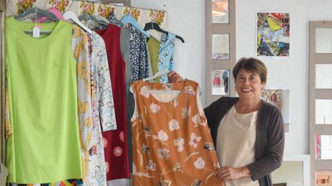 María Esther Fuerte: «Reciclo tejidos y pañuelos para confeccionar unos  vestidos únicos»