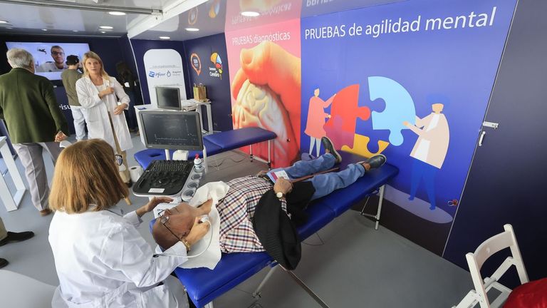 El Autobús del Cerebro hace escala en Lugo: «Cada seis minutos en nuestro país se produce un ictus»