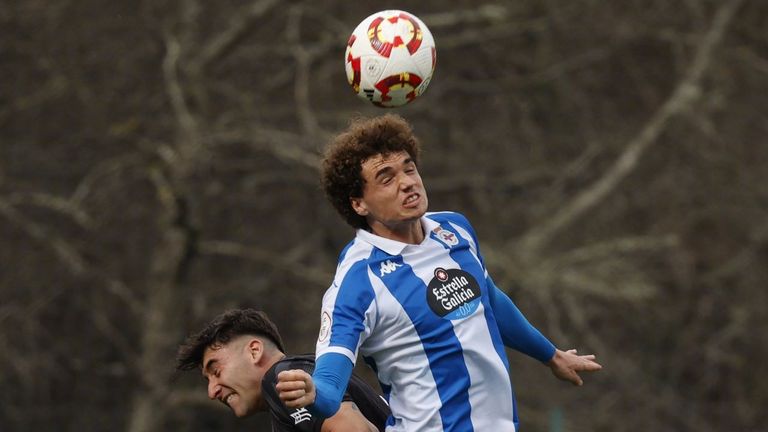 Jaime Garrido disputando un balón en el encuentro ante el Numancia