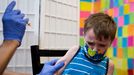 Un niño de 5 años recibe una vacuna de Pfizer contra el coronavirus