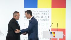 El presidente del Gobierno, Pedro Snchez y el de Rumania, Nicolae Ciuca, se estrechan la mano tras la bilateral entre los dos pases celebrada en Castelln