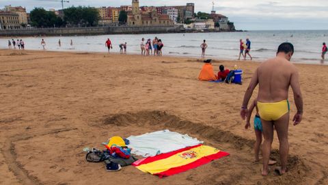 Imagen de la playa de San Lorenzo, en Gijn, hoy Domingo primer da en que toda Espaa ha pasado a la denominada nueva normalidad tras el estado de alarma decretado ante la pandemia del el coronavirus