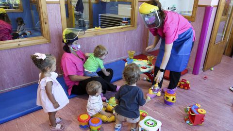 El personal de las escuelas infantiles trabaja en todo momento con elementos de protección