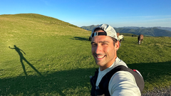 Sergio Turull mientras realiza el Camino de Santiago desde Francia. Es conocido en redes como @pitufollow