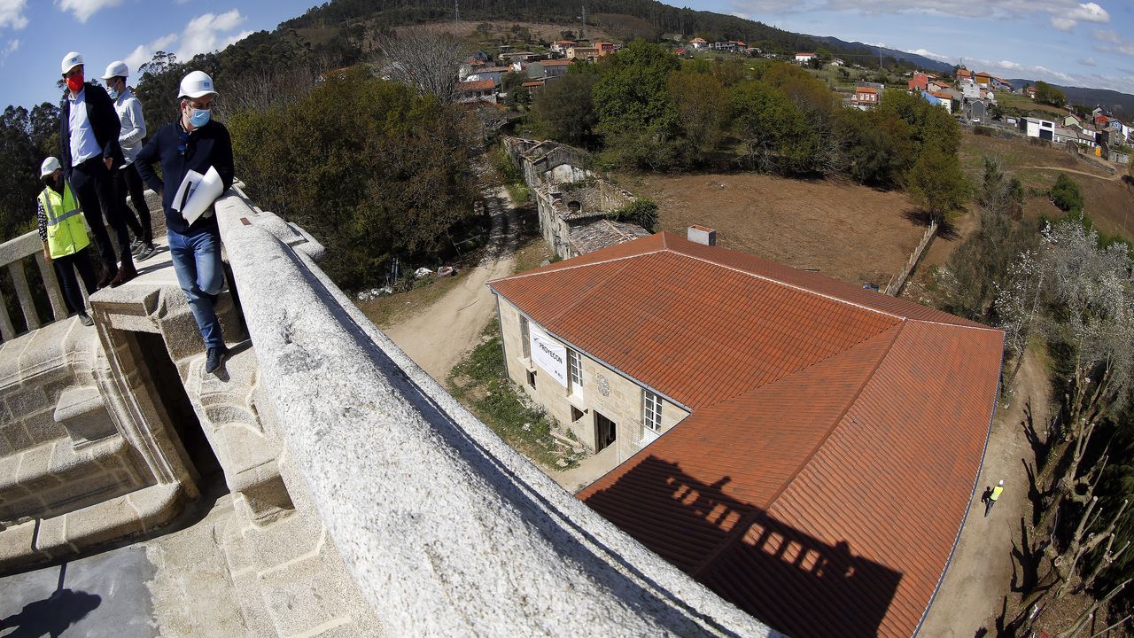 Visitamos las obras de rehabilitaci&oacute;n del pazo de Goi&aacute;ns en Boiro.La constructora L&oacute;pez Cao invirti&oacute; 200.000 euros en la m&aacute;quina que fabrica los tabiques de hormig&oacute;n aligerado desarrollados por el consorcio formado con Naos, GalaiControl y la UDC. El nuevo sistema adelanta el fin de las paredes de ladrillo y la llegada del hogar digital