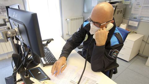 Un agente de la Polica Local de Ferrol atendiendo llamadas ciudadanas