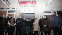 Arias (cuarto por la izquierda), explicando su intencin de liderar el PSdeG-PSOE en la provincia ante la sede del partido