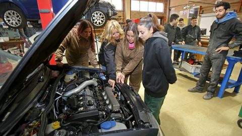 Alumnas de electromecánica del automóvil del CIFP A Xunqueira, con la profesora Marisa Quintairos