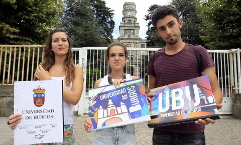 Varios de los estudiantes gallegos en Burgos posan con carpetas de su universidad adoptiva. 