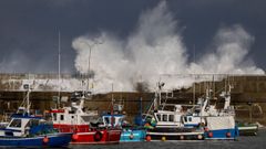 Las olas rompen contra el espign de proteccin del puerto de Cudillero