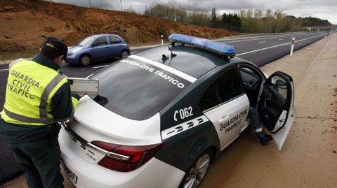 Un guardia civil de tráfico en una carretera cercana a Monforte