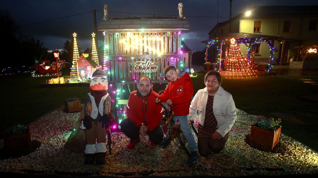 Ferrero Rocher ilumina Ribadavia con ms de 250.000 mil bombillas doradas.Parte de la familia Vrez Fernndez ante el hrreo del jardn iluminado y el Apalpador; al fondo la casita de Pap Noel