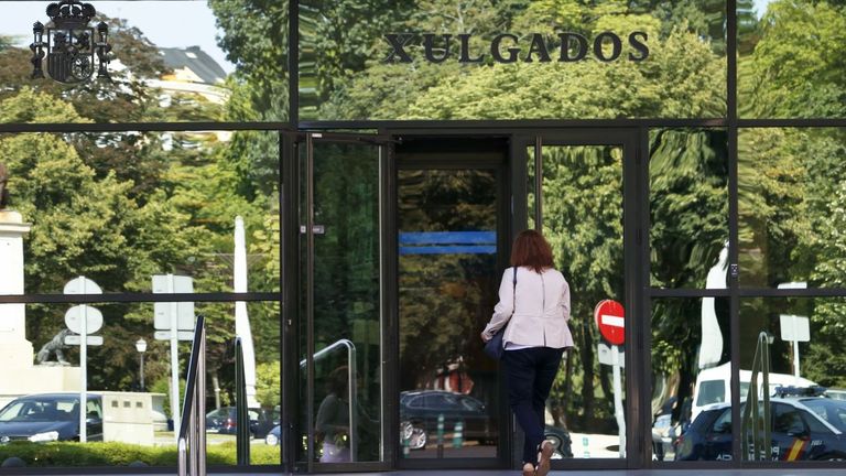 Una mujer, entrando en la sede de los juzgados de Lugo, en una foto de archivo.