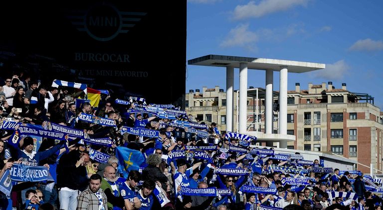 Afición del Real Oviedo en El Plantío