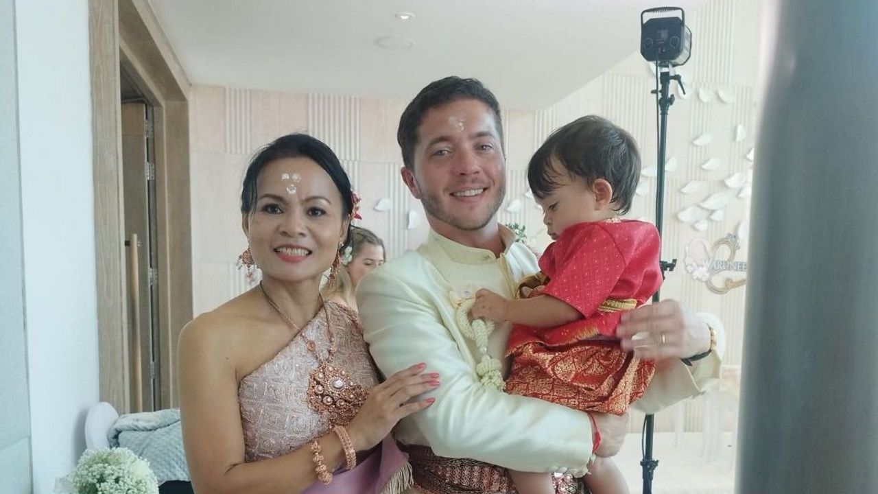 Iago, Niki y su hijo Lucas el d�a de su enlace en Pattaya, Tailandia.