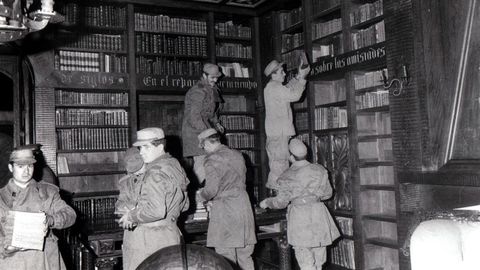 Soldados vaciando la biblioteca para salvar los libros del avance de las llamas