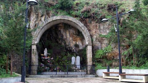 Sobre la gruta del Campo da Virxe discurre uno de los tramos de la muralla medieval
