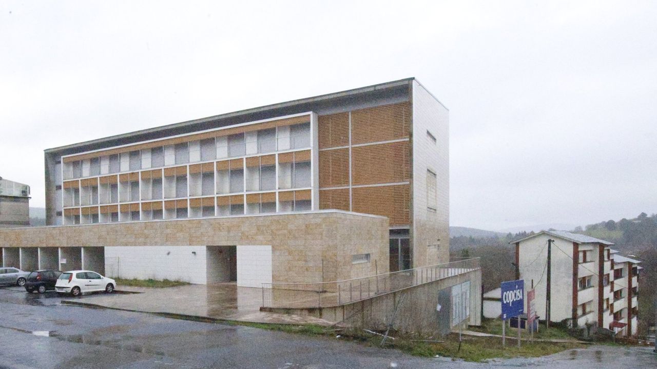 La experiencia de los turistas en la pasarela vicedense.Una de las aver�as apareci� cerca de la residencia de la tercera edad