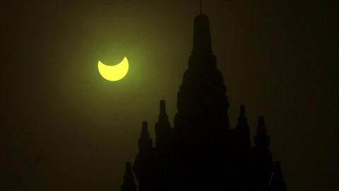 Momento del eclipse solar tras el templo de Prambanan en Yogyakarta (Indonesia)