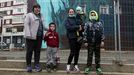 Valentina (primera por la izquierda) y Alona Postolnik con sus hijos, en la travesa principal de Quiroga