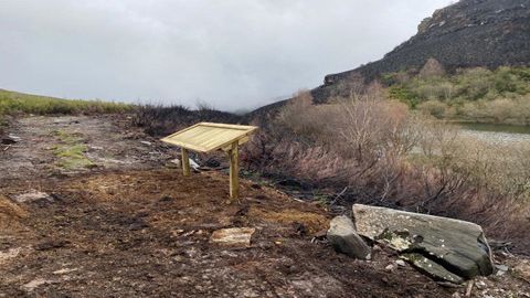 Reposición de paneles en la ruta de la laguna de Lucenza, en Quiroga